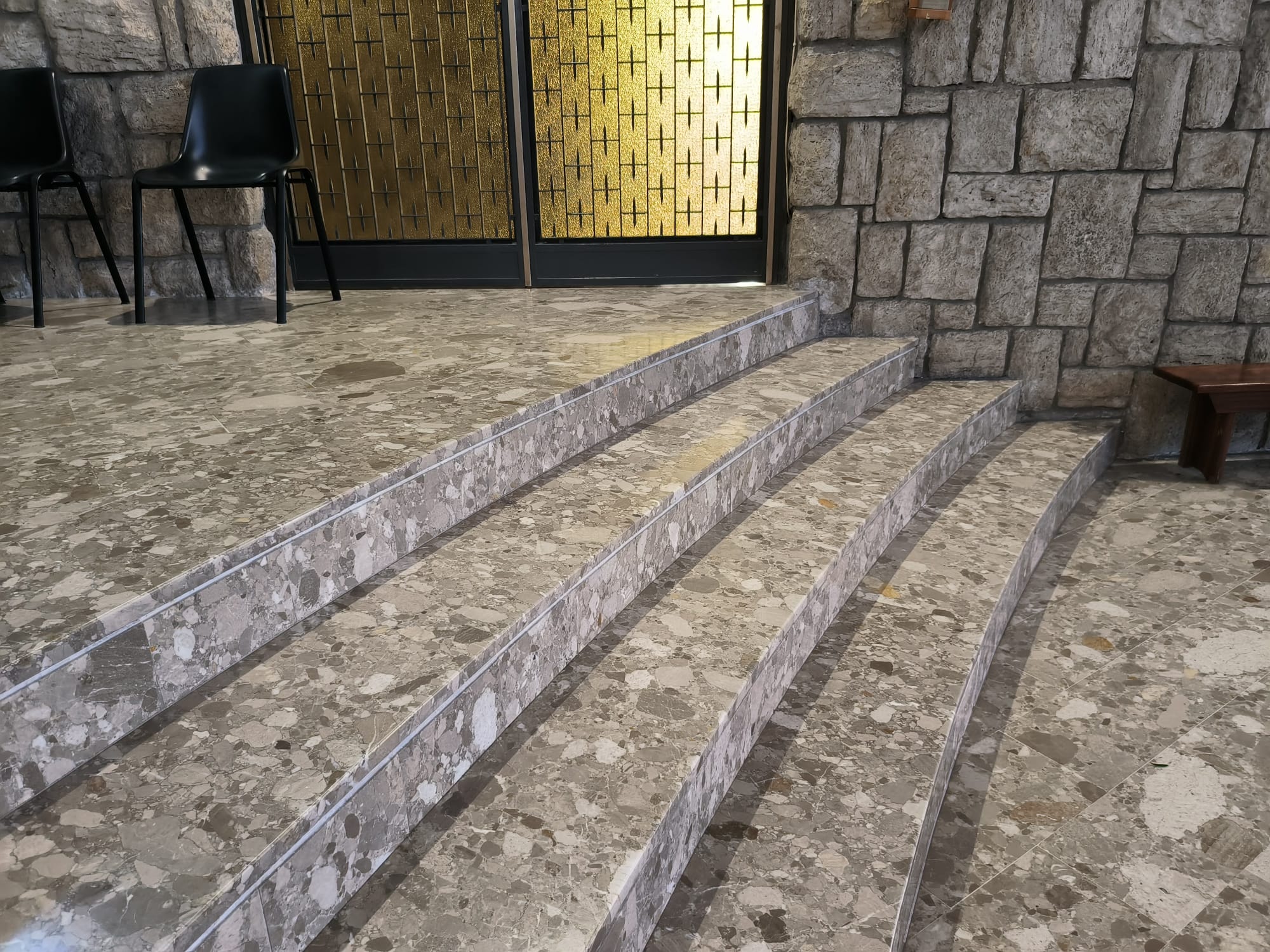 "Perlato del
            Sole" - Chiesa S.Antonio di Padova (AP) Scala lato
            destro