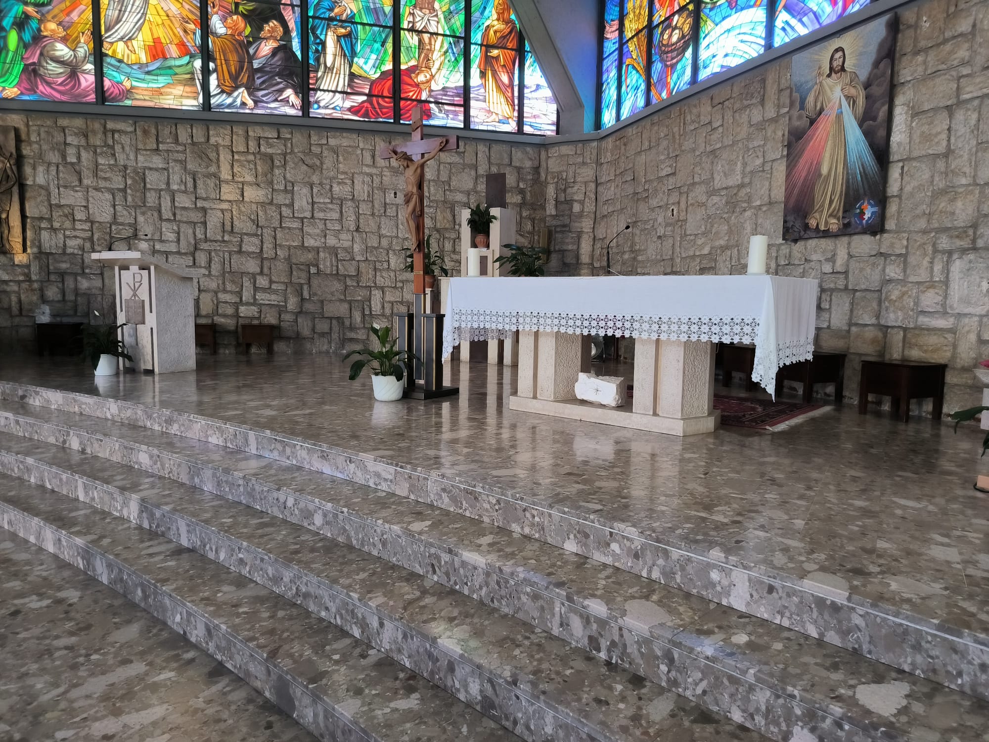 "Perlato del
            Sole" - Chiesa S.Antonio di Padova (AP) Vista
            Presbiterio