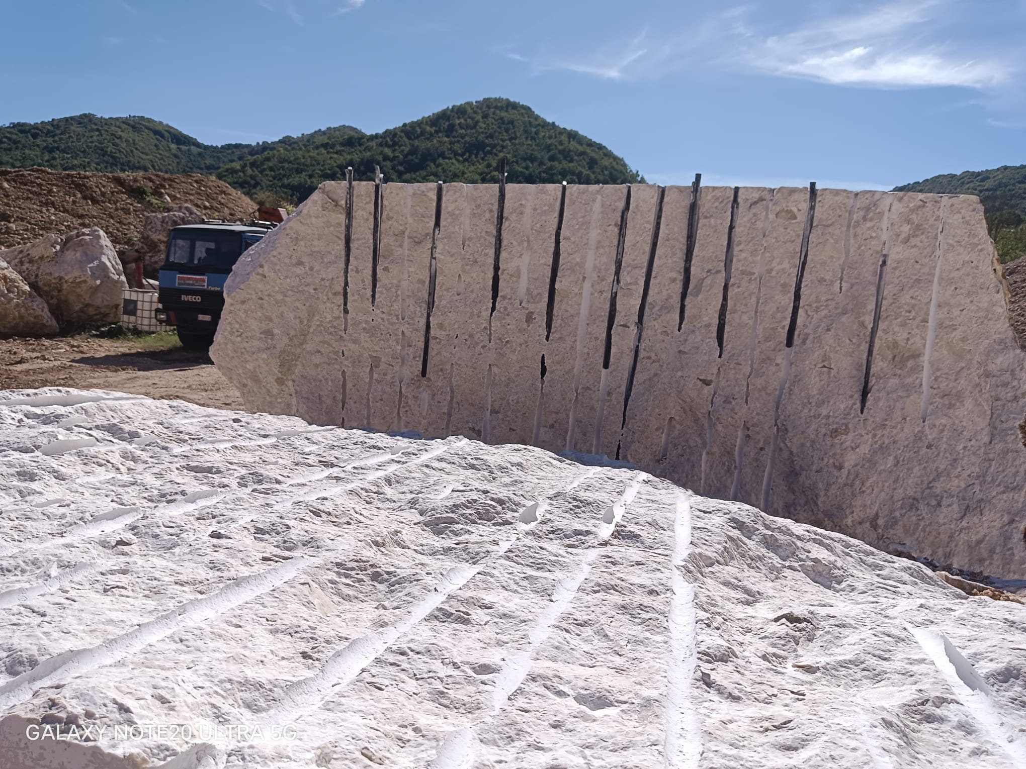 Blocco
            tagliato a fioretto di Perlato del Sole