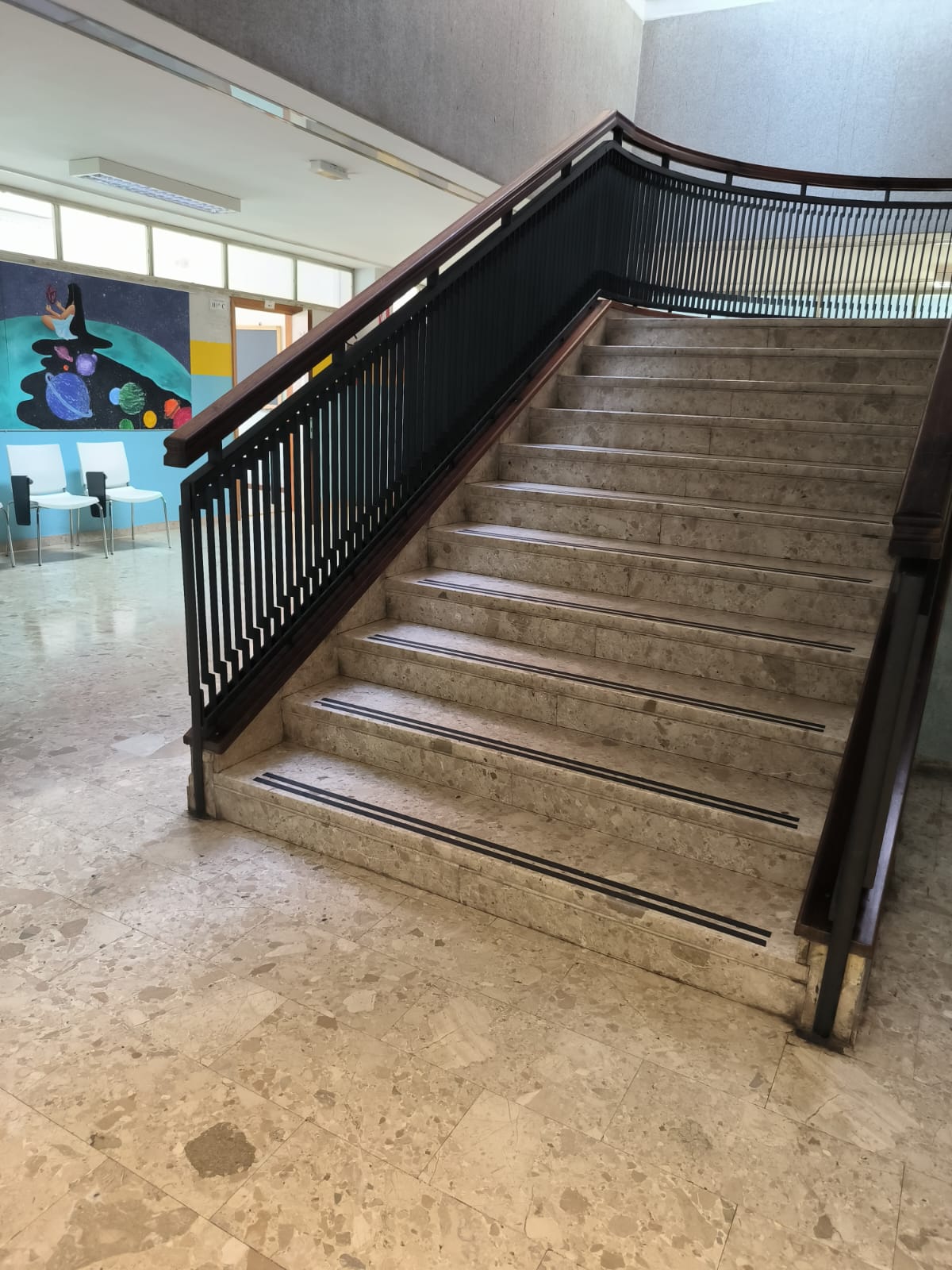 "Perlato del Sole" -
            Liceo Scientifico A.Orsini (AP) Inizio scala principale