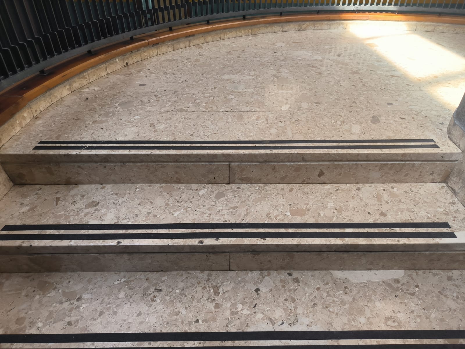 "Perlato del Sole" -
            Liceo Scientifico A.Orsini (AP) Gradini e pianerottolo